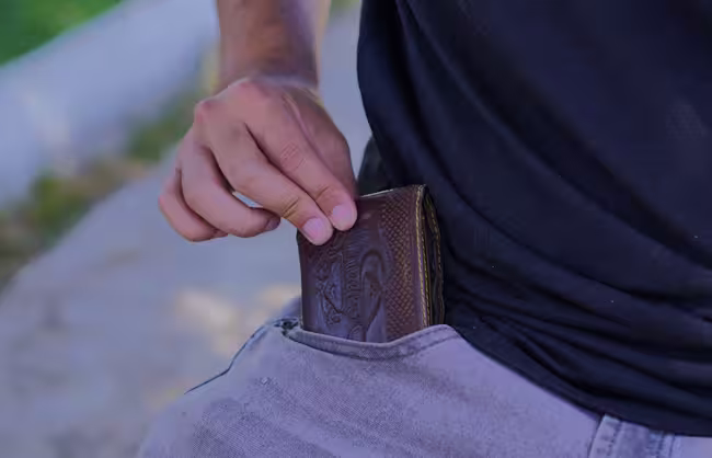 Chico levantando una billetera