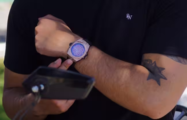 Chico levantando una billetera