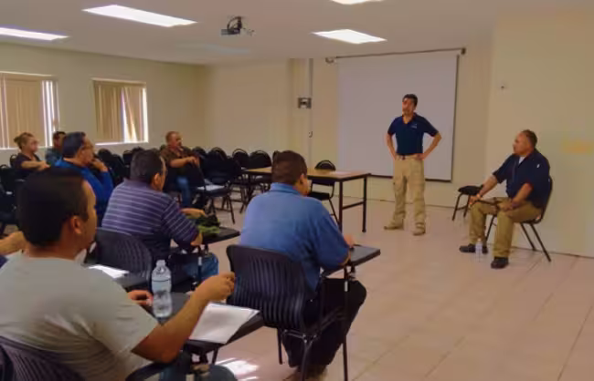 Chico levantando una billetera