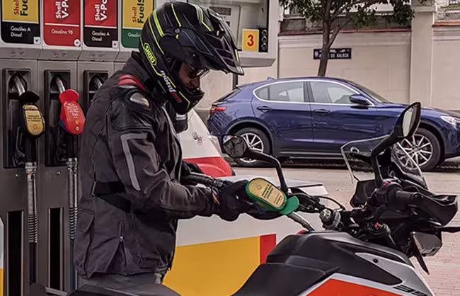 Chico levantando una billetera